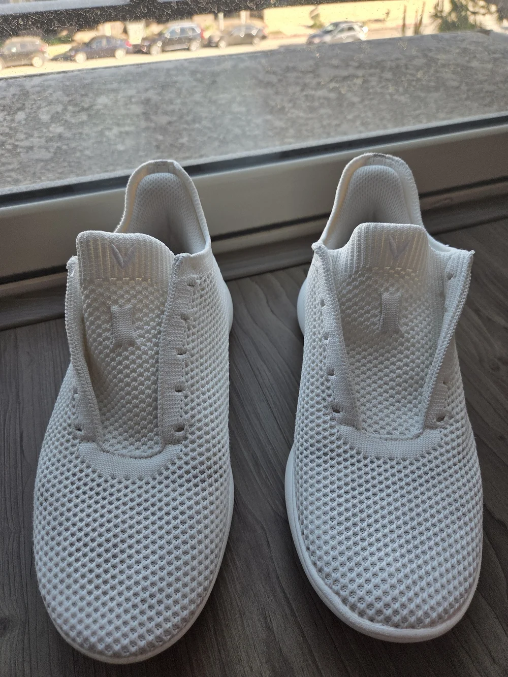 Womens VIVAIA Lightweight Sneakers - Color White, Size 6 - Great Condition - Picture 3 of 4